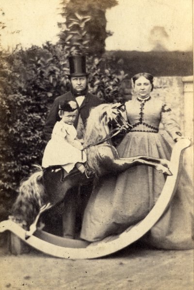 Mädchen auf großem Schaukelpferd mit Mann und Frau stehend, 1860er Jahre von Cruttenden